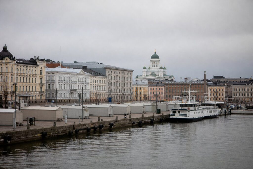 Helsingfors Södra hamnen en grå höstmorgon med Salutorget, färjor och pastellfärgade hus