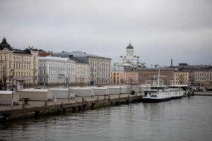 Helsingfors Södra hamnen en grå höstmorgon med Salutorget, färjor och pastellfärgade hus